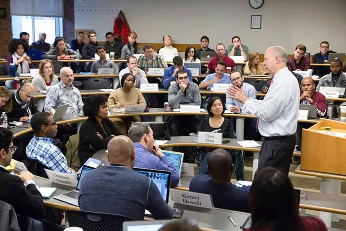 　周春在哈佛课堂上（第一排右一）