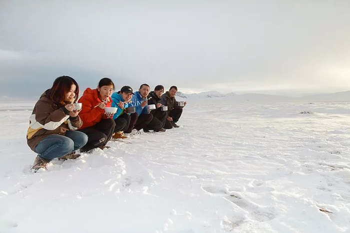 　在无人区荒野吃晚饭（左二）