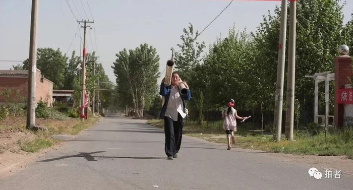 　△ 2013年5月19日，大兴区礼贤镇祁各庄村，街道上的村民。该地是新机场建设规划的核心区域。摄影 /&nbsp;新京报记者王嘉宁