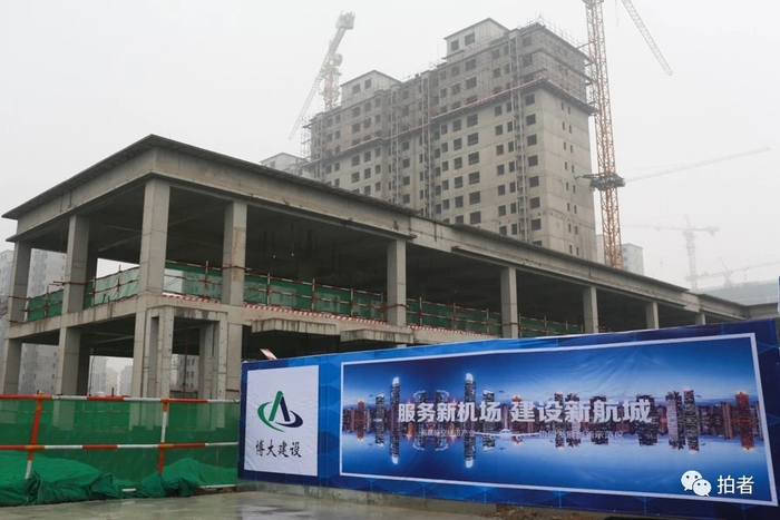 △ 2017年3月24日，大兴区，建设中的新机场安置房。摄影 /&nbsp;新京报记者浦峰