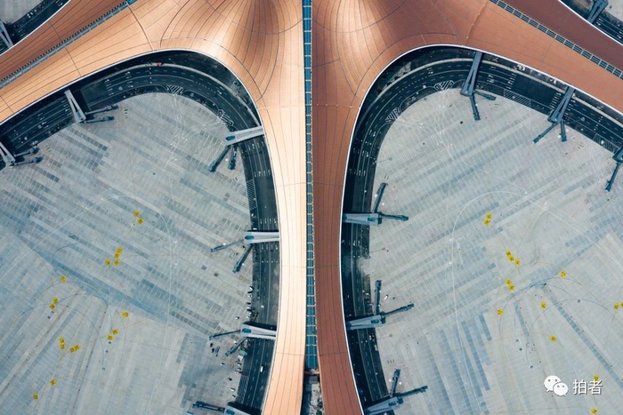 △ 2019年6月28日，建设完成的航站楼和廊桥。摄影 /&nbsp;新京报记者陶冉