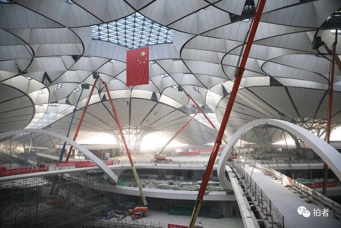 △ 2018年12月29日，施工人员正在进行吊顶装修。摄影 /&nbsp;新京报记者王贵彬