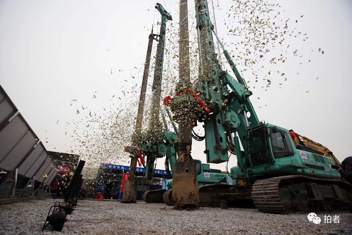 　　△ 2016年12月26日，新机场线北段2号区间风井施工现场开工仪式，标志着新机场轨道交通建设全面开工。摄影 /&nbsp;新京报记者王贵彬