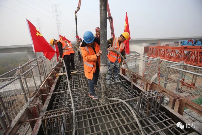 　△ 2018年11月13日，机场线一段全长7.9公里的中国首条轨道线高速公路共构线路，在当天实现主体结构的正式完工。摄影 /&nbsp;新京报记者王贵彬
