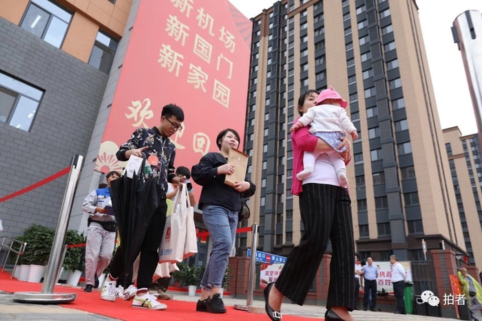 　△ 2018年9月15日，北京大兴国际机场回迁安置房项目正式启动回迁，2万多名大兴村民开始陆续办理入住手续，进行验房收房。&nbsp;摄影&nbsp;/ 新京报记者浦峰