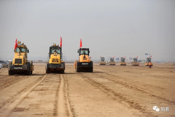 △ 2016年10月10日，施工中的机场跑道。摄影 /&nbsp;新京报记者王贵彬