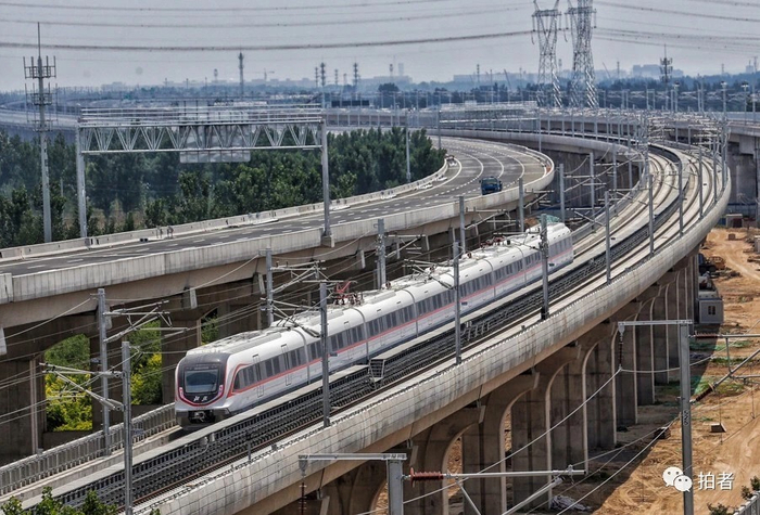 　△ 2019年6月15日，新机场线列车开始测试运行。新机场线一期工程开始试运行。摄影 /&nbsp;新京报记者王贵彬