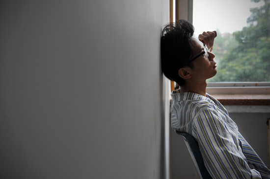 一位年轻的癌症患者在病房&nbsp;视觉中国供图