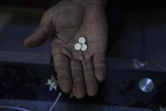 一位患者展示抗癌药&nbsp;视觉中国供图