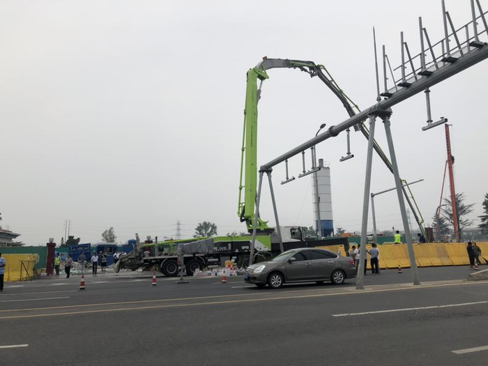 　　青岛地铁胜利桥站附近坍塌现场。受访者供图