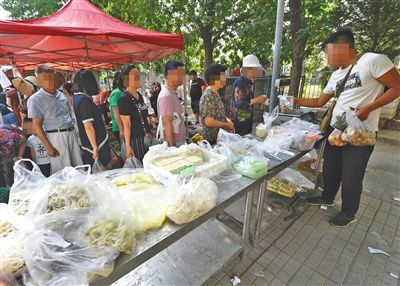 6月23日，海淀区某小区，一商贩现场支起菜摊售卖，一些豆制品裸露在外。
