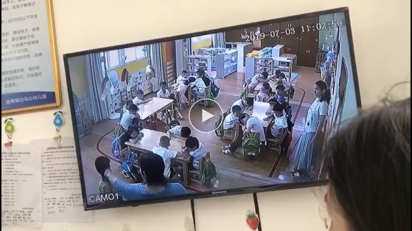幼儿园老师拉扯男童的耳朵。&nbsp; 视频截图