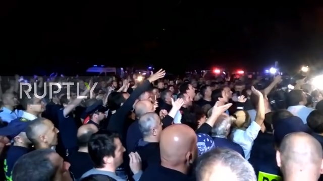 抗议者围住“鲁斯塔维2”电台大楼 视频截图：RT新闻网