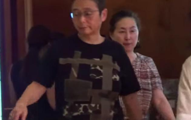57岁何超琼与密友俞琤出行逛街吃饭,两人都打扮得非常朴素低调