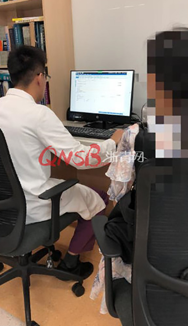 王女士等候医生开医学证明&nbsp; 浙青网 图