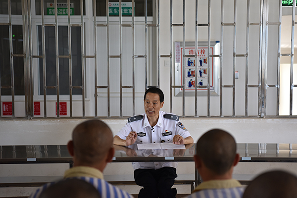 　患癌后，唐顺保重返工作岗位给服刑人员授课。