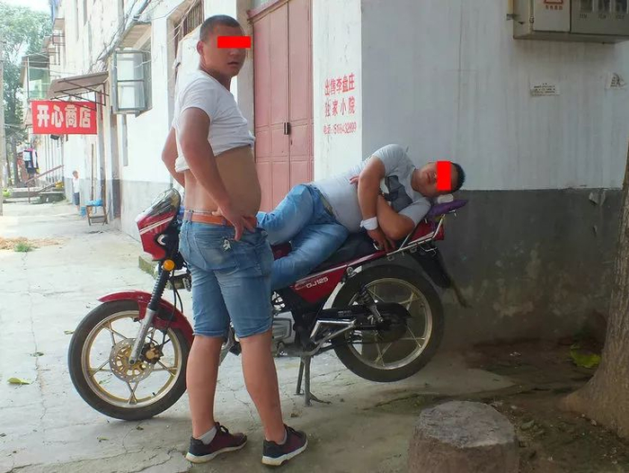 　　（以上内容来自蒋伟向鹿鸣君口述、书面确认材料，这一报警记录亦在漯河中级人民法院（2018）豫11刑终104号刑事裁定书中得到印证。我有一张路人拍的他被打后图片，犹豫再三，考虑鲜血太多太血腥，撤下了。）
