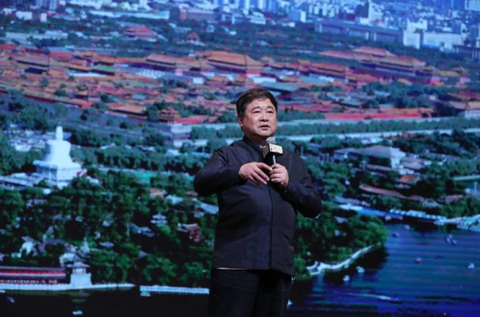 ▲&nbsp;故宫学院院长单霁翔发表演讲&nbsp;&nbsp;&nbsp;图源：新京报