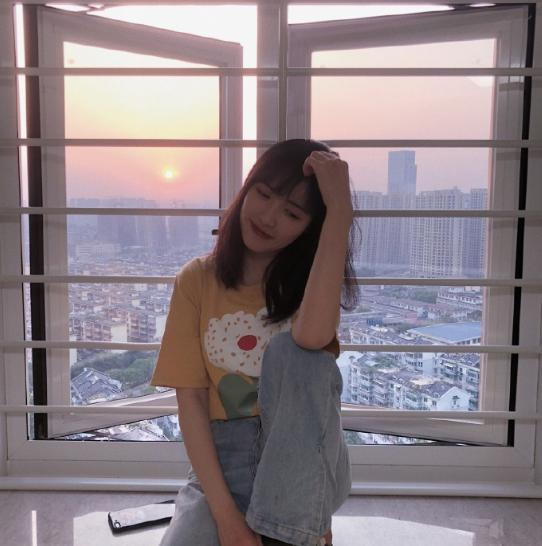 对有梨涡的女孩毫无抵抗力,基础款T恤也美得不一般,让人想恋爱|T恤|女孩|活力_新浪新闻