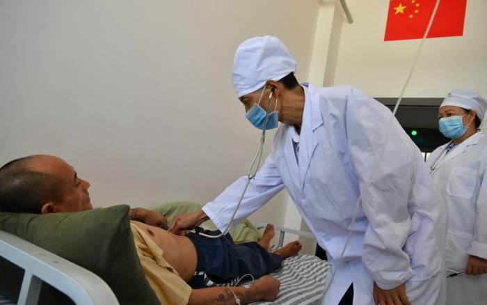 唐顺保和另一名医生在为艾滋病犯诊疗。新京报记者&nbsp;吴江&nbsp;摄