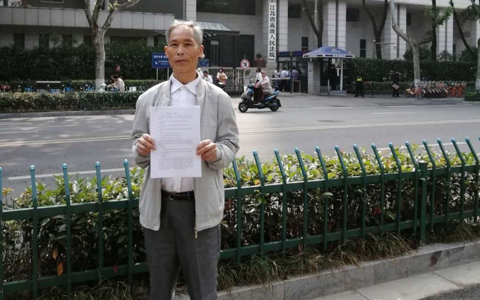 　69岁的耿万喜5月14日上午，向江苏高院申请国家赔偿。7月11日，其申请被江苏高院驳回。 受访者供图