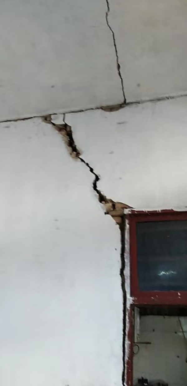 张书江家靠近屋顶的裂缝。&nbsp; 张书江 供图