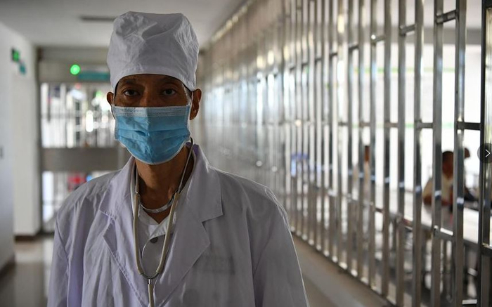 　　云南建水监狱医院院长唐顺保，去年被查出胆囊癌，结束治疗后又回到监狱医院上班。新京报记者&nbsp;吴江&nbsp;摄