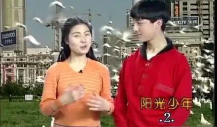 胡歌初中主持照曝光,两撇八字胡倍感青涩,到高中却成校草
