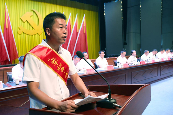 财政部派驻平江县加义镇泊头村第一书记刘斌樑。&nbsp;受访者供图 