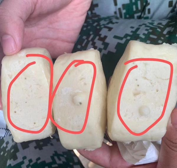 自称震旦职业学院的学生称，军训时吃到的馒头疑似发霉。 网友微博图