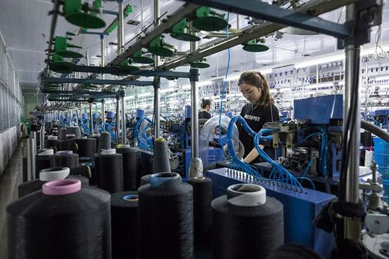  杨钢泽的袜厂经数字化改造后，效率提升，生产成本大为减少