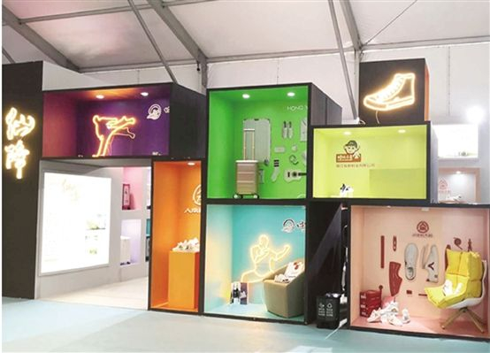  当地帆布鞋的文创展示橱