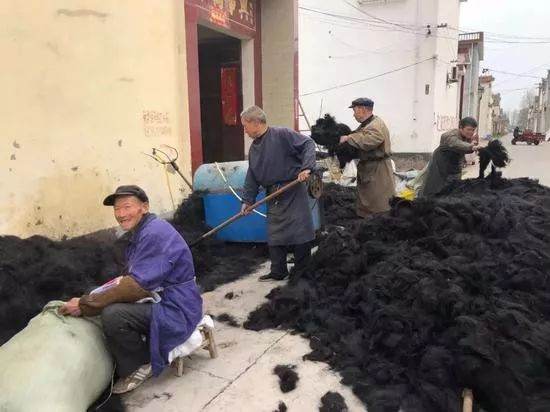  参与假发制造的大爷大妈们。新京报记者付松摄