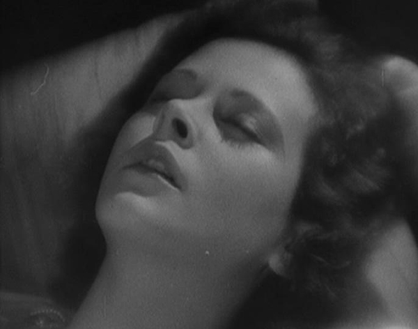片中，海蒂·拉玛在性爱后的面部特写镜头也开了影史先河