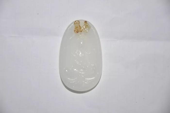 10、兔形玉器把件(和田玉)