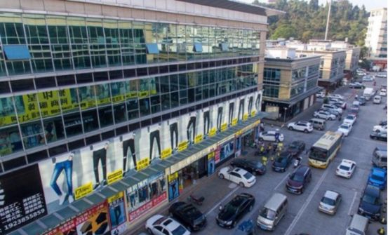  当地商场广告墙上清一色的牛仔裤