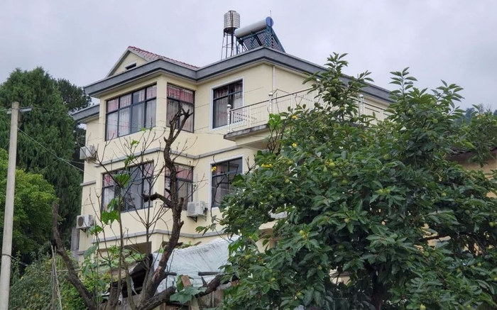 2019年7月15日，杭州千岛湖淳安县青溪村，树木掩映下的章家房屋。 新京报记者李云蝶 摄