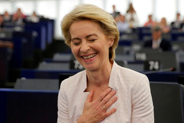 　　当地时间2019年7月16日，法国斯特拉斯堡，当日欧洲议会在法国斯特拉斯堡总部召开全会，就冯德莱恩的欧盟委员会主席提名进行表决，最终在733名参加投票的议员中，刚刚辞去德国防长一职的冯德莱恩以383票赞成、327票反对、22票弃权（另有1票无效）的表决结果，获准出任欧盟委员会主席。 视觉中国 图