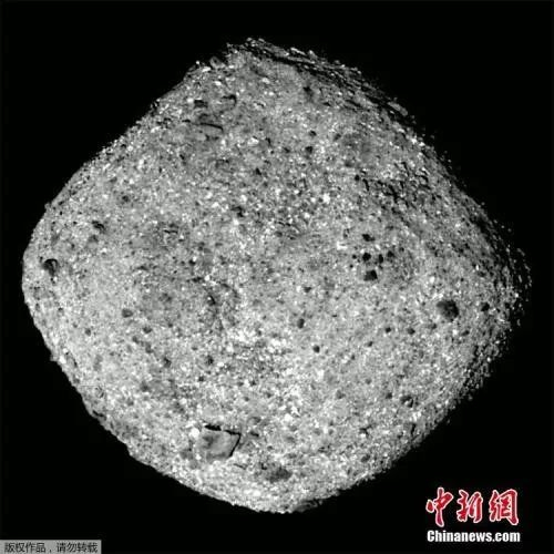 资料图：2018年12月4日，美国宇航局（NASA）发布消息称，航天探测器OSIRIS-REx已抵达小行星“贝努”（Bennu），它将采集小行星的岩石样本。图为OSIRIS-REx探测器在距离“贝努”小行星50公里的位置拍摄的全景图片。
