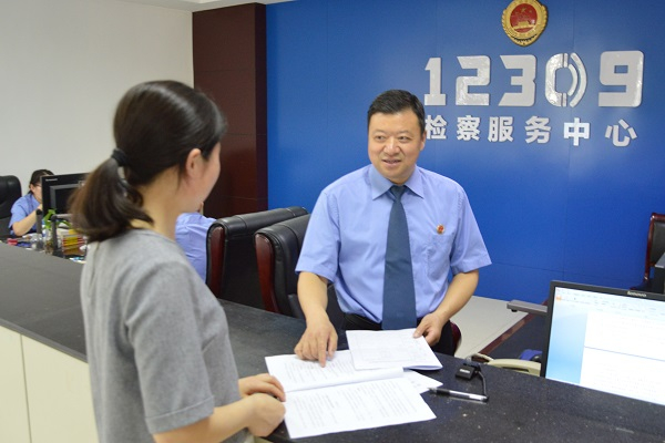 办案检察官在办案服务大厅接待当事人
