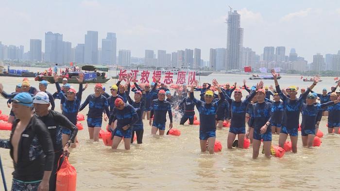 阳新县游泳协会路雁江、张飞跃“7.16”在武汉横渡长江