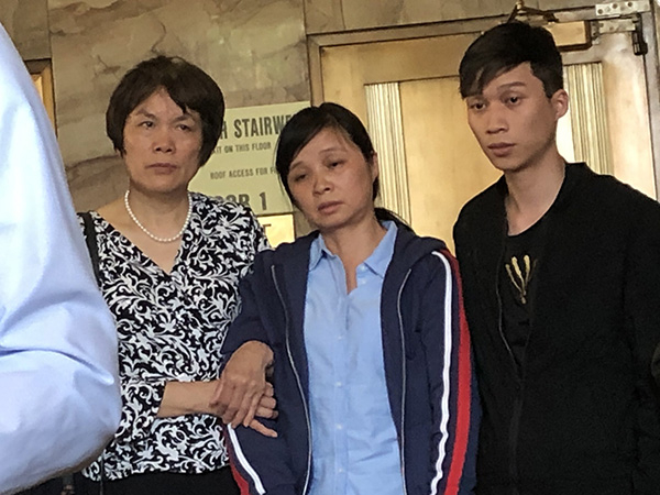 章莹颖家人走出法庭。