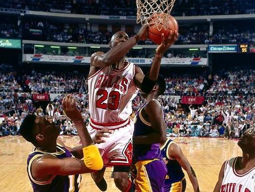 看NBA极致的拉杆：乔丹空中连拉3次杆，罗斯展现极强的腰腹力量_新浪新闻