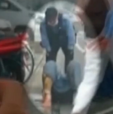 　　纵火案嫌疑人在距建筑物一百米左右的地方被警方控制，当时身上已烧伤严重，后被送往医院。