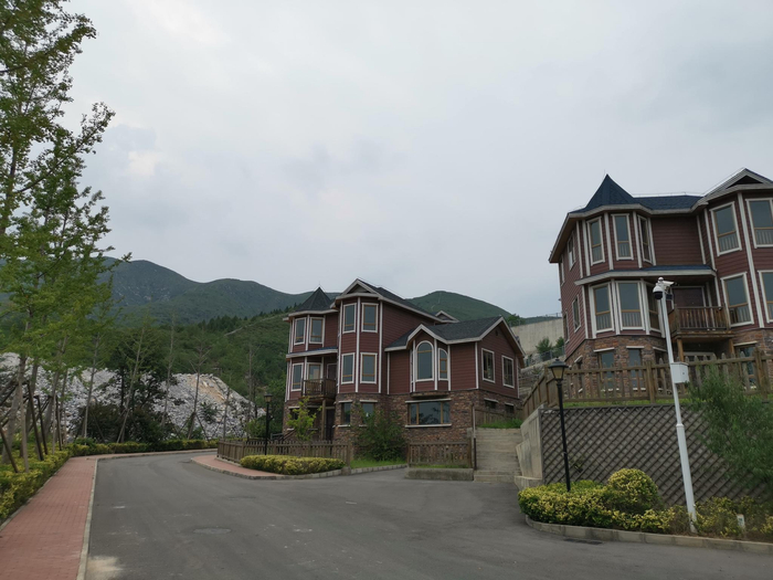 一渡龙湾项目有低层建筑。