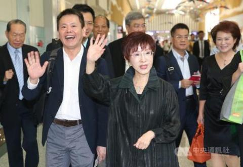 前国民党主席洪秀柱（前右） （资料图 图源：台湾“中央社”）