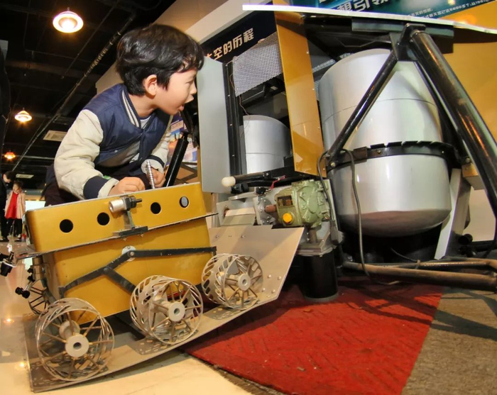 　　▲4月22日，在山东航天电子技术研究所举行的开放日活动中，一名小朋友在航天科技展厅参观“嫦娥三号”登月系统模型。（唐克 摄）
