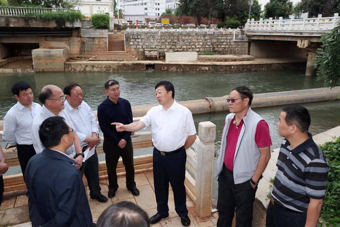  7月22日，云南省委常委、昆明市委书记程连元率队调研城市防汛工作。@昆明日报 图