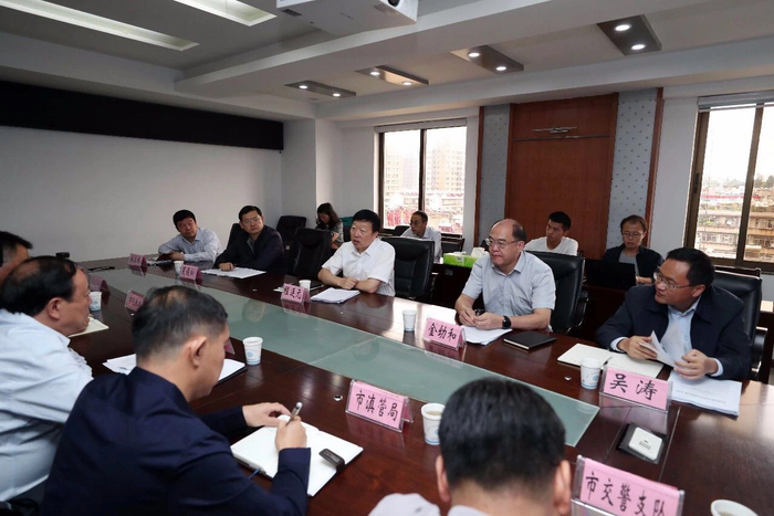 程连元调研城市防汛工作后召开会议。@昆明日报 图