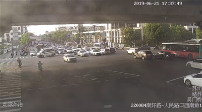 救护车穿行斑马线。监控视频截图